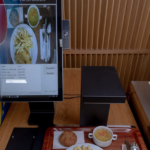 in cluj un robot in loc de casa de marcat la o cantina