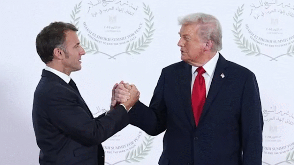strangerea de mana trump macron care a devenit virala la summitul din egipt