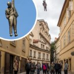 sculptura suspendata din praga