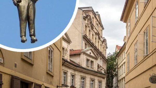 sculptura suspendata din praga