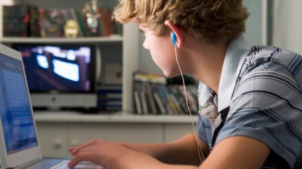 miturile despre adolescenti care inca domina societatea ce nu inteleg adultii despre generatia digitala